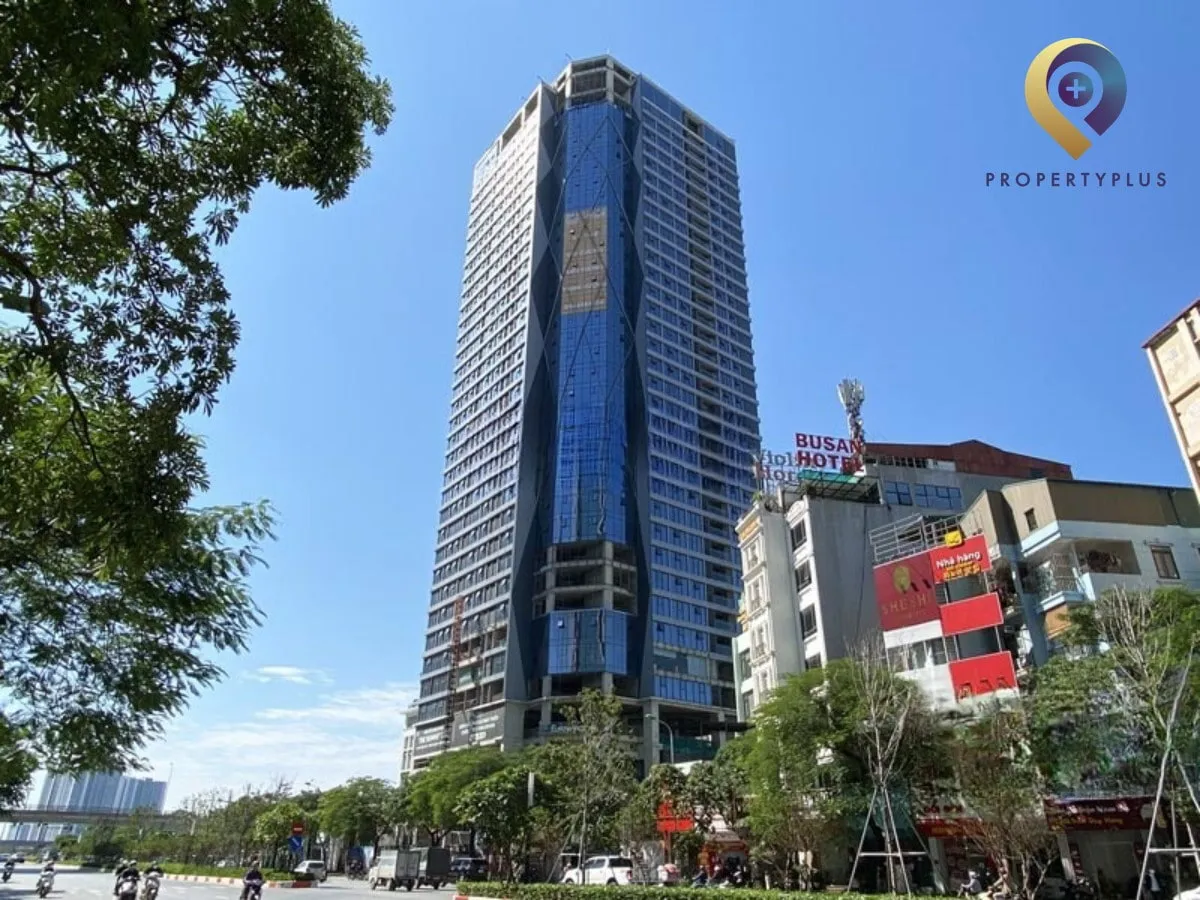 Tòa nhà Summit Building nhìn từ mặt đường Trần Duy Hưng, quận Cầu Giấy.